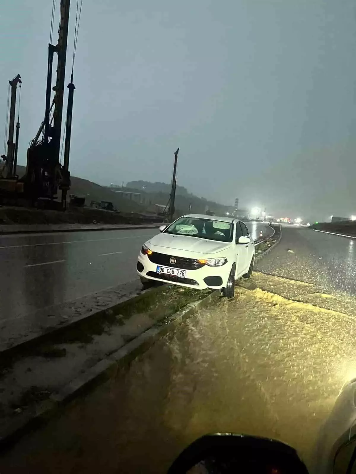 Kurtalan’da İki Otomobil Devrildi, Maddi Hasar Oluştu