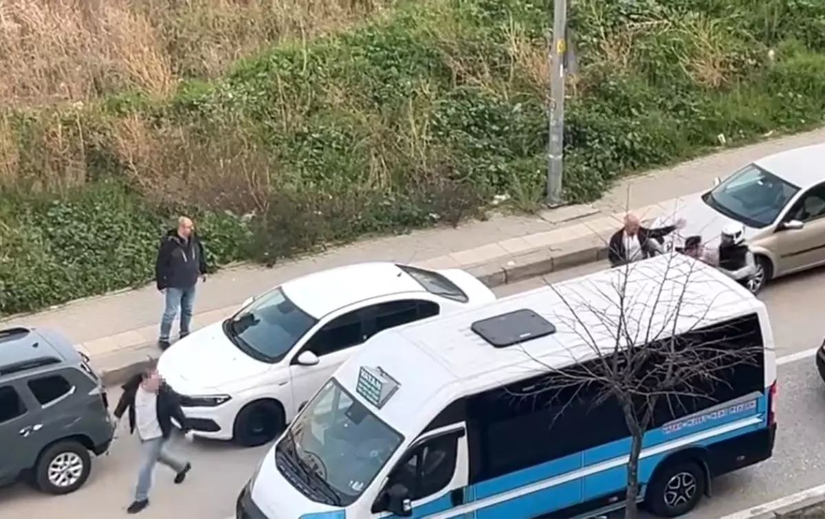 Bursa Yıldırım’da Motosiklet ve Otomobil Sürücüsü Arasındaki Çatışma Görüldü