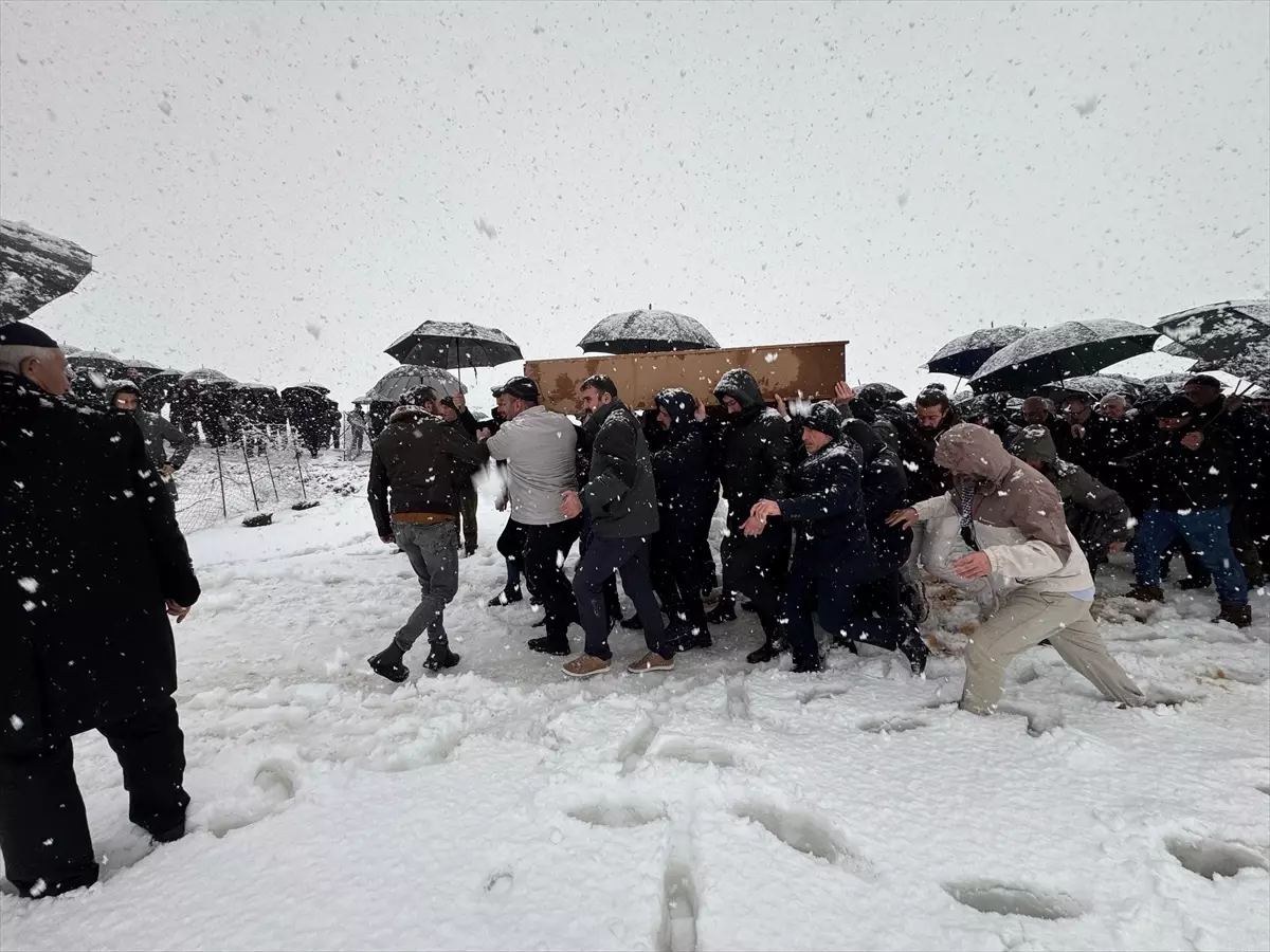 Van’da Çarpışma: Aile Büyük Kaybına Karşı Hakkari’de Gözyaşlarıyla Defnedildi