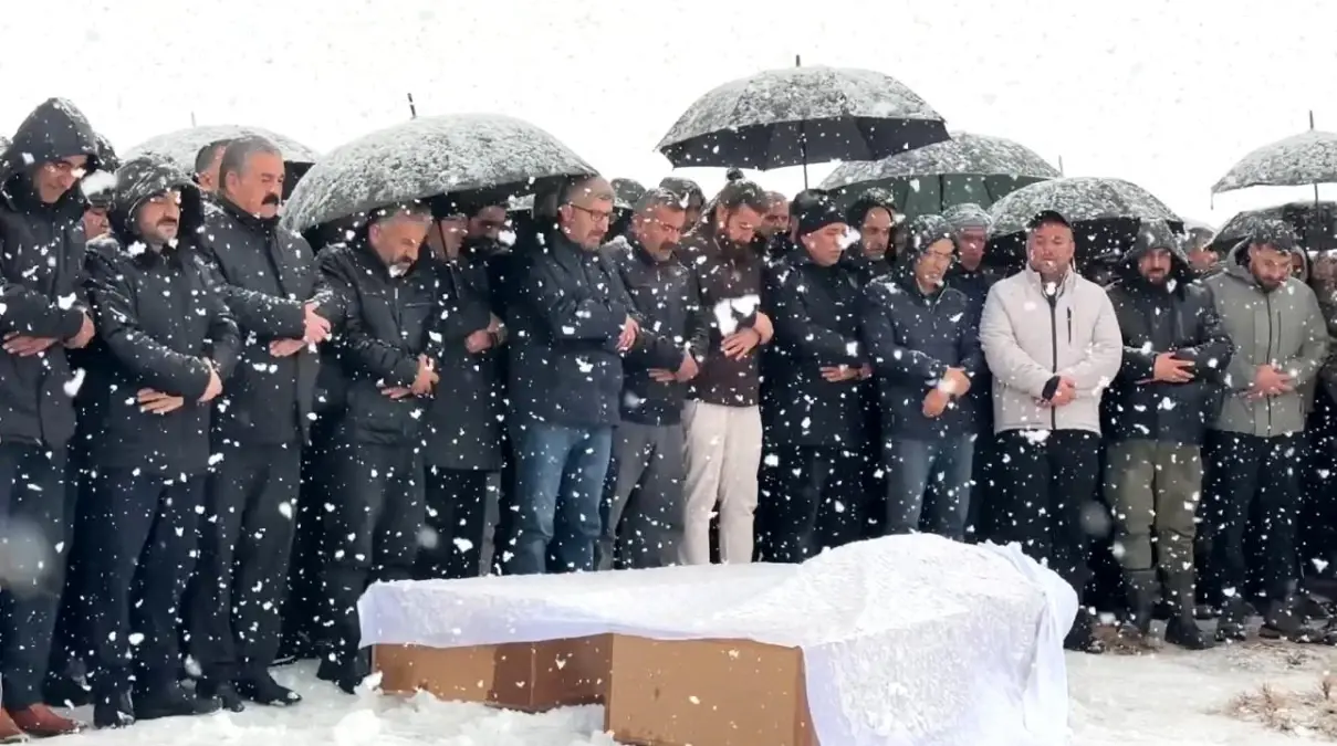 Van’da Tır ve Otomobil Çarpışması: Nazmi ve Zehra Atsız ve Bebekleri Hayatını Kaybetti