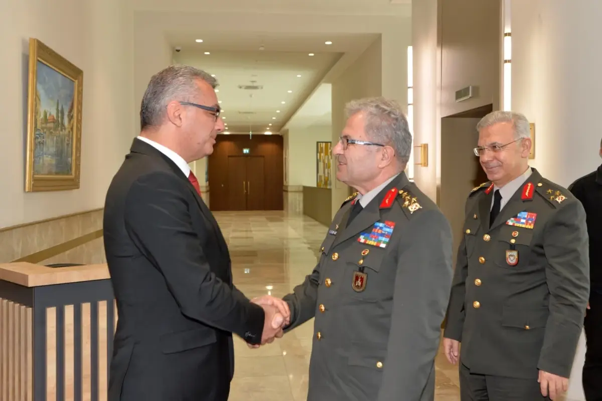 Erhürman, Kara Kuvvetleri Komutanı Metin Tokel'i Resmi Törenle Karşıladı