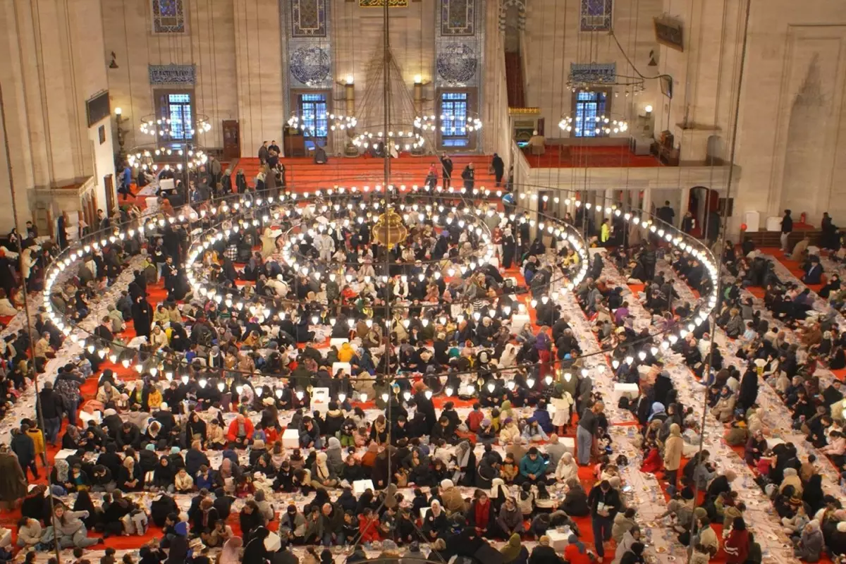 Süleymaniye'de Binlerce Çocuk Bir Arada İftar Yaptı: Fatih Belediyesi ve Müftülük İş Birliği