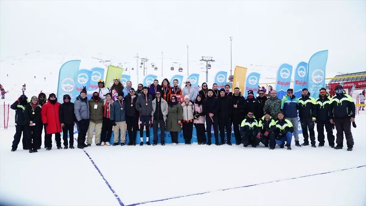 Erciyes Dağı'nda Kar Voleybolu Turnuvası Heyecanı Buz Üzerinde Yaşandı