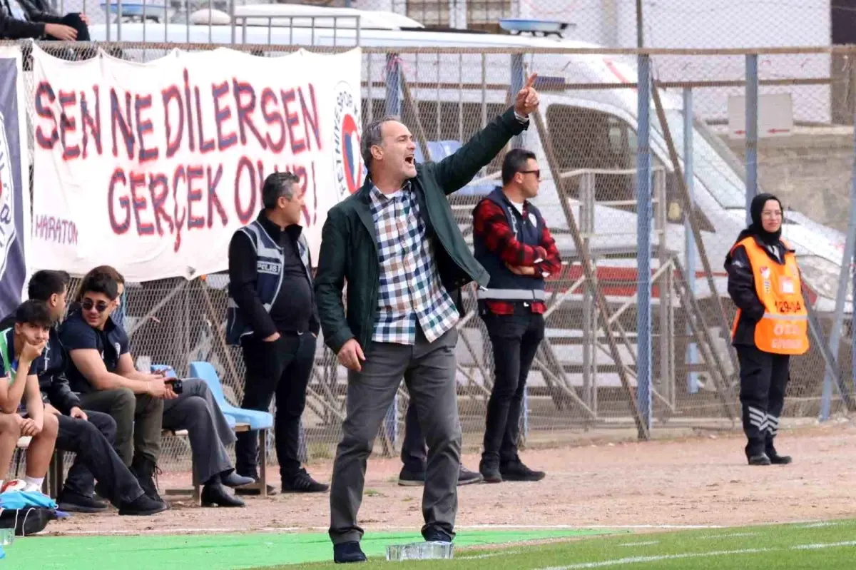 Cüneyt Biçer'in Önderliğinde Menemen FK Galibiyetini Kutladı