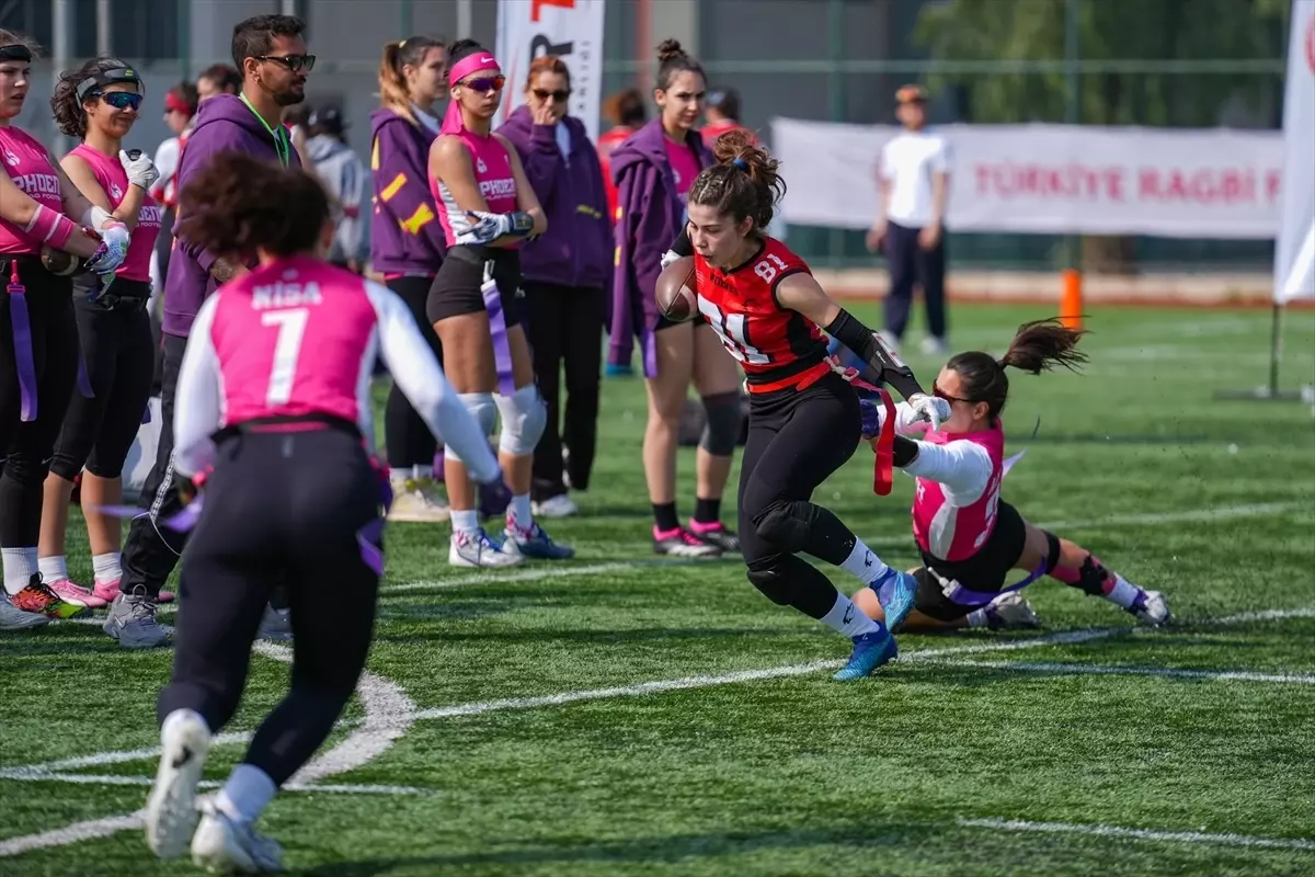 İzmir'de Flag Futbol Büyük Kadınlar Şampiyonası Coştu: 16 Takım Mücadele Etti