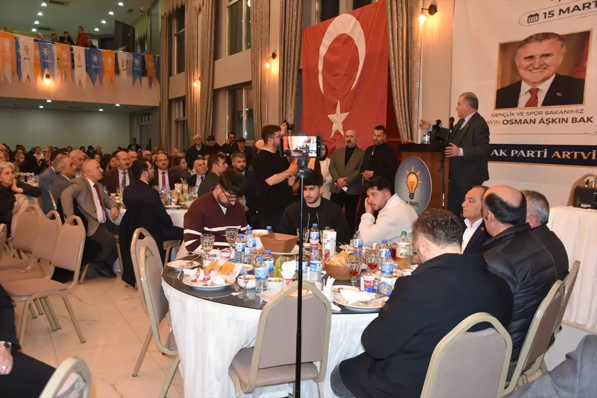 Gençlik ve Spor Bakanı Bak, Artvin'de Ramazan İftarıyla Dijital Bağımlılıkla Mücadeleyi Vurguladı