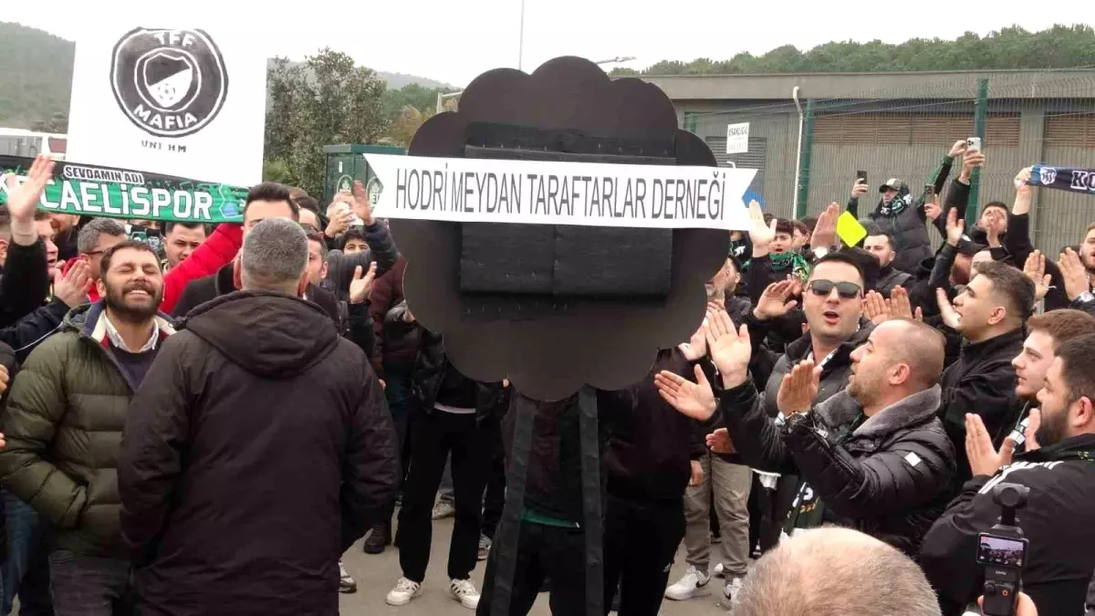 Kocaelispor Taraftarları TFF Binası Önünde Siyah Çelenkle Protesto Etti