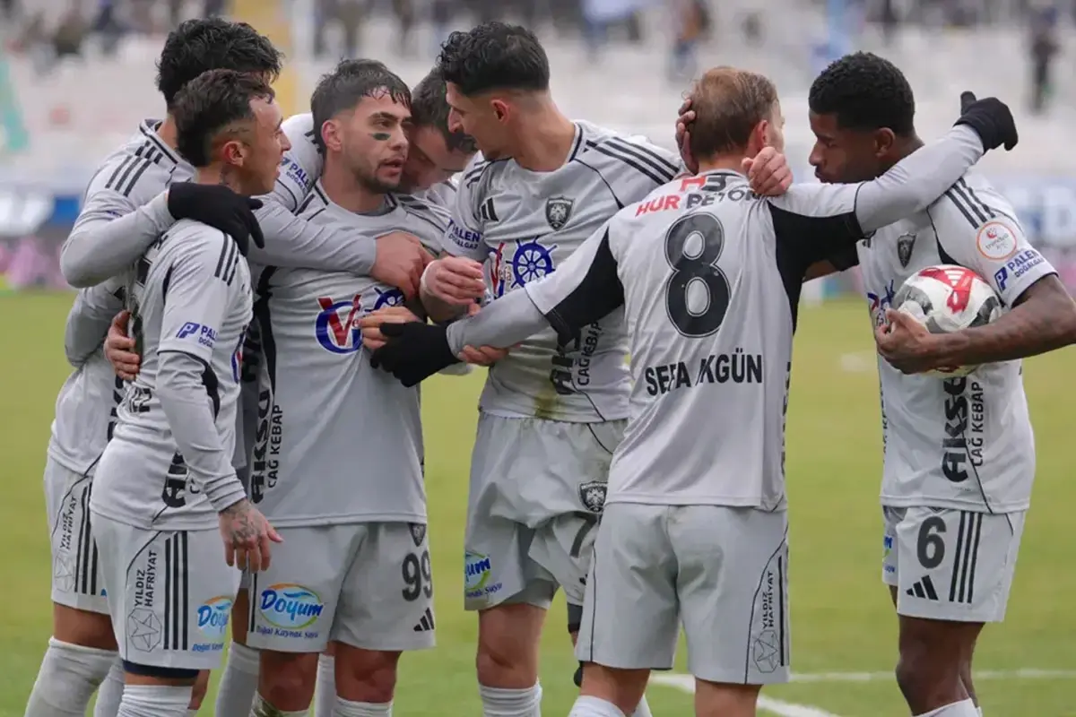 Erzurumspor FK, Hatayspor'u 3-0 Mağlup Ederek Süper Lig Liderliğine Koştu