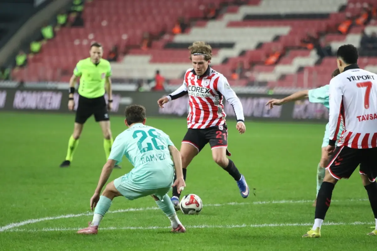 Samsunspor, Kayserispor'u 2-1 Mağlup Etti: Makoumbou ve Tomasson'un Golleri Maçın Kaderini Belirledi