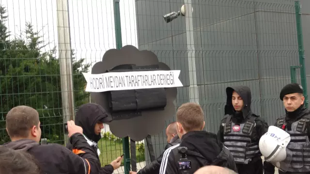 Siyah çelenk ve TFF binası