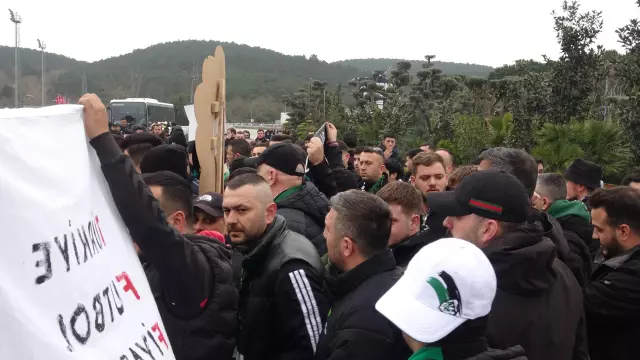 Taraftarların pankartları