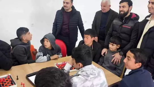 Kaymakam Mustafa Atış genç sporcularla kamp alanında