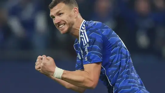 Edin Dzeko maçta kırmızı kart görürken