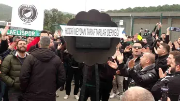 TFF binası önünde siyah çelenk