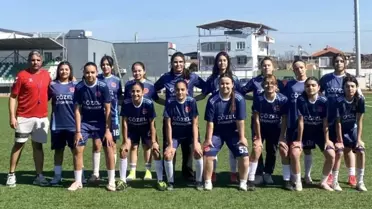 Kız futbol takımı antrenman yapıyor