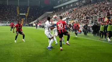 Maçın kritik anlarından bir kare