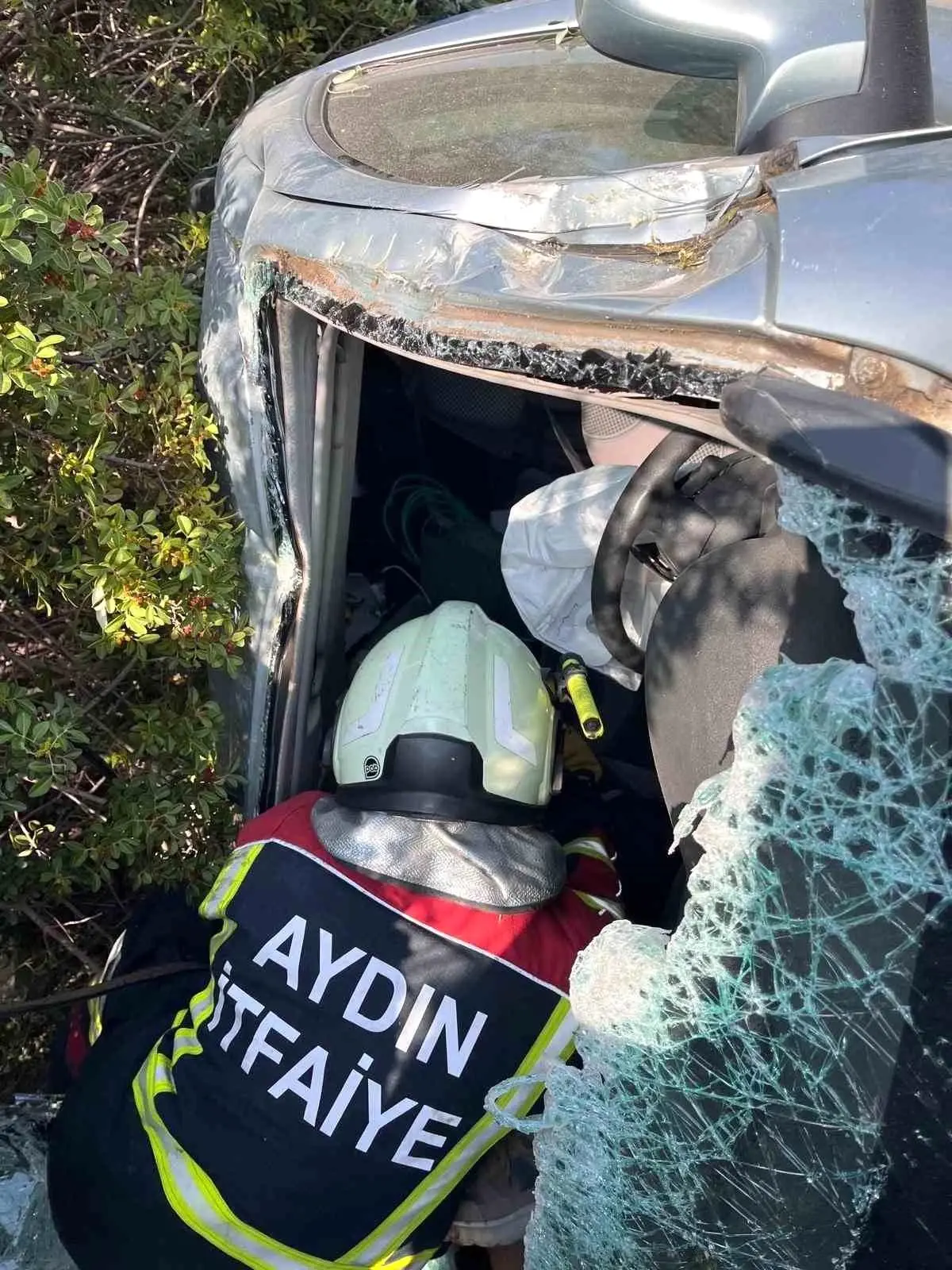 Kuşadası'nda Şarampole Yuvarlanan Araçta 1 Kişi Yaralandı