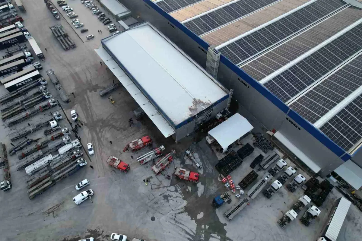 Arifiye'de Lojistik Depoda Çıkan Yangın Kontrol Altına Alındı