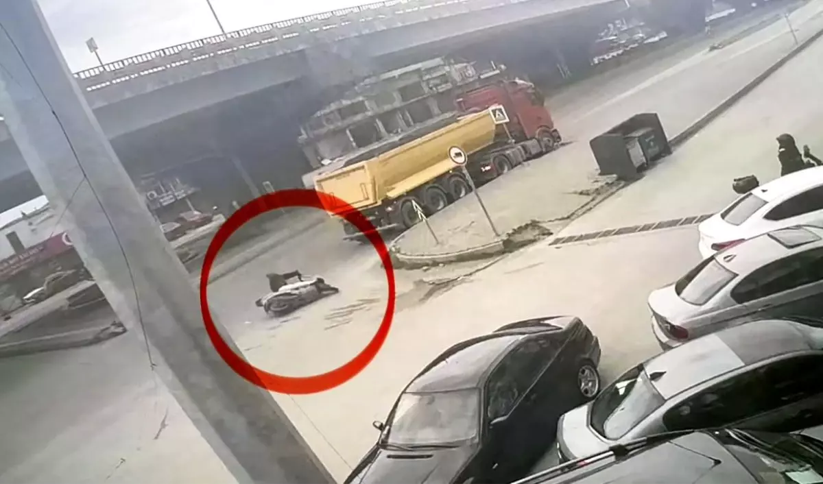 Samsun Canik’te Motosiklet Devrildi, Sürücü Tır Altından Kaçınarak Kurtuldu