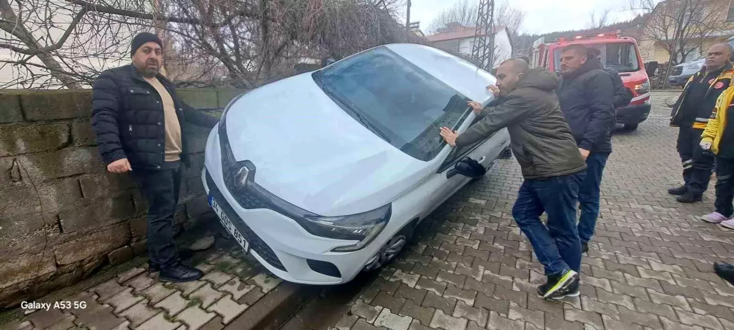 Bingöl Genç İlçesinde Araç Duvara Çarptı: 2 Yaralı