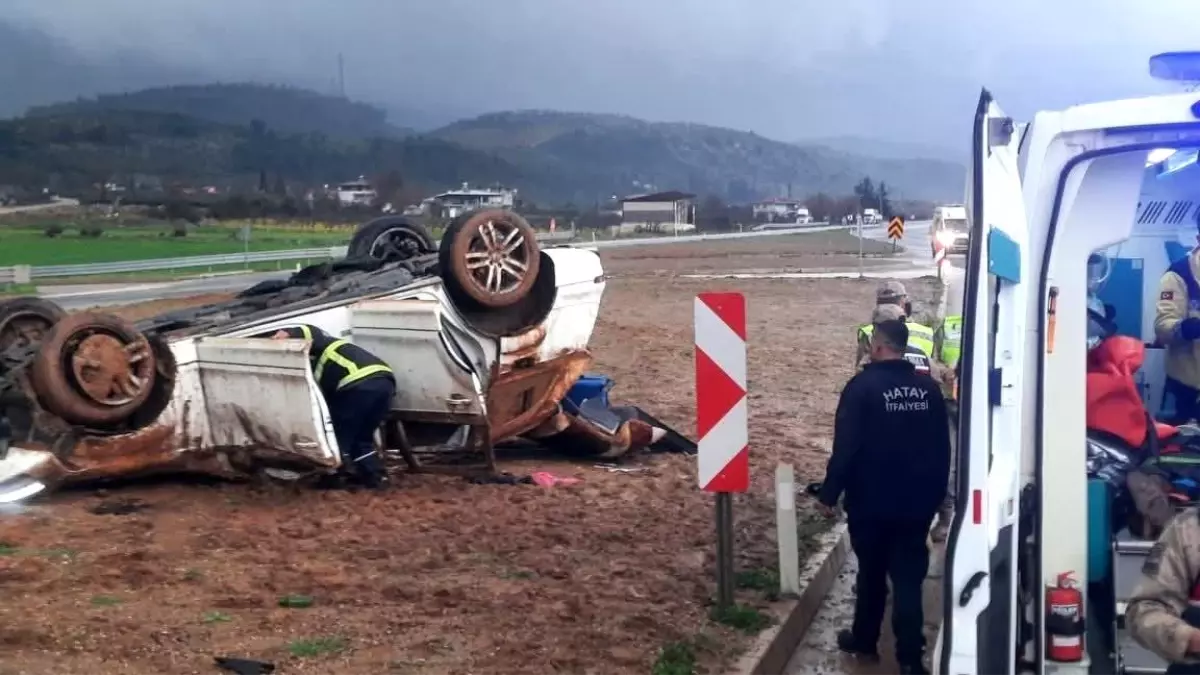 Hatay'ın Hassa İlçesinde Kaygan Yolda Takla Atan Araçta İki Kişi Yaralandı