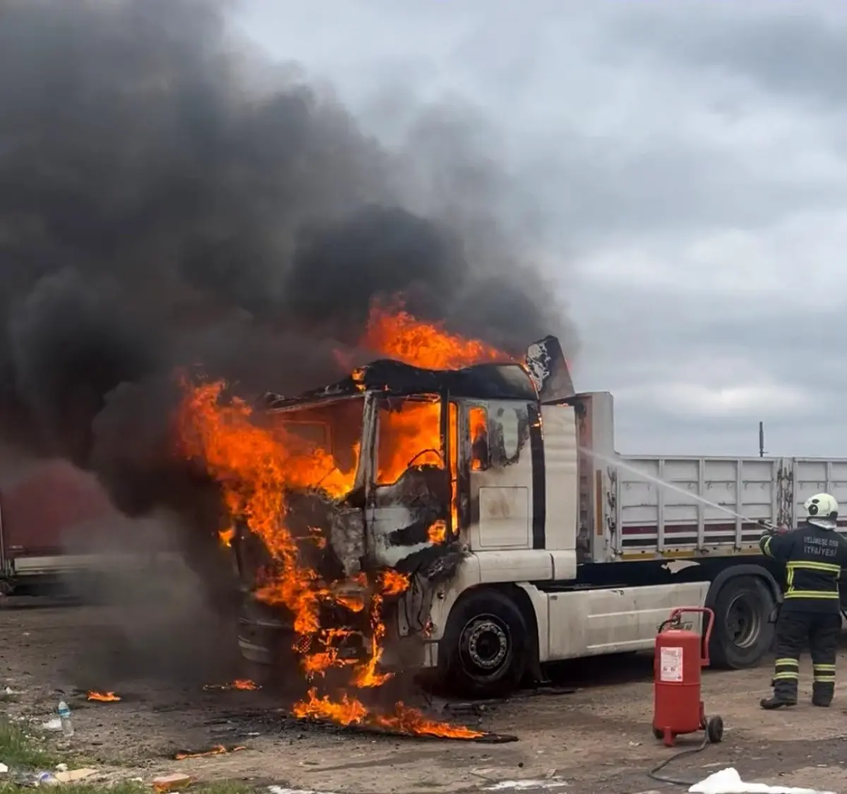 Tekirdağ’da Çorlu’da Park Halindeki Tır Alev Aldı, Şoför Hastaneye Kaldırıldı
