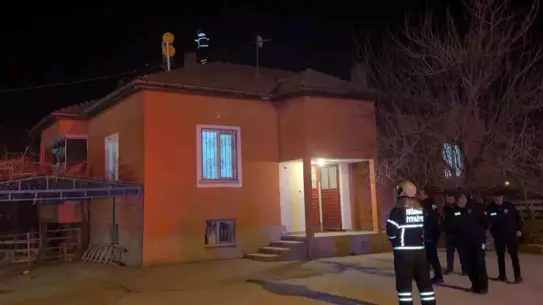 İtfaiye ekipleri yangını söndürürken