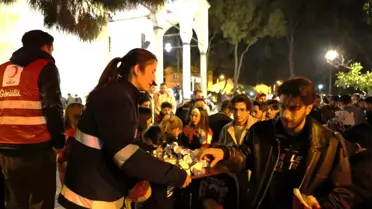 Lokum ikramı yapan belediye görevlileri