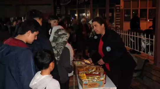 İkram dağıtımı sırasında çekilmiş fotoğraf