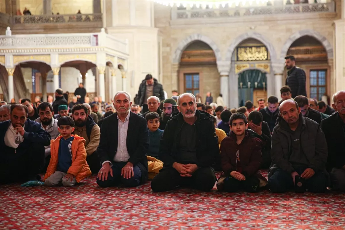 Kadir Gecesi'nde Çeşitli İlçelerde İbadet ve Sosyal Programlar