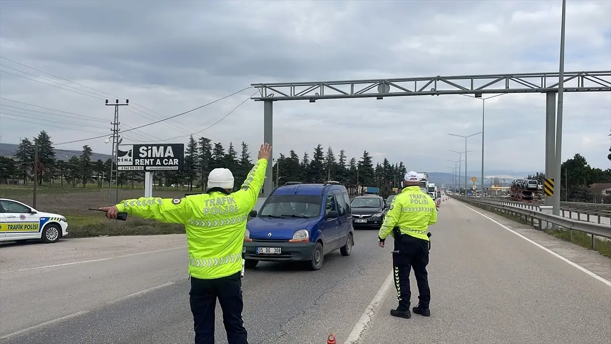 Merzifon’da Bayram Öncesi Trafik Yoğunluğu Artıyor