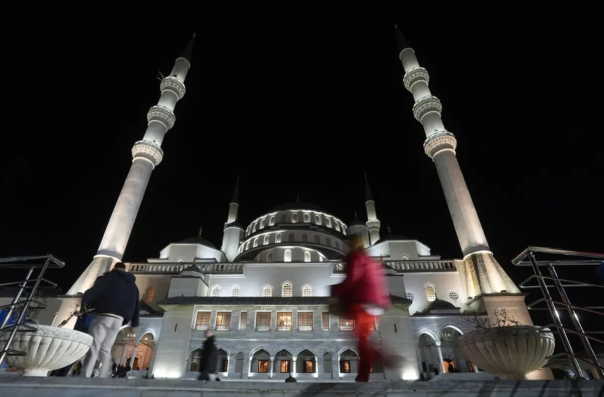 Ankara’da Kadir Gecesi Coşkusu: Camiler Dolu, Dualar Gökyüzüne Uçtu