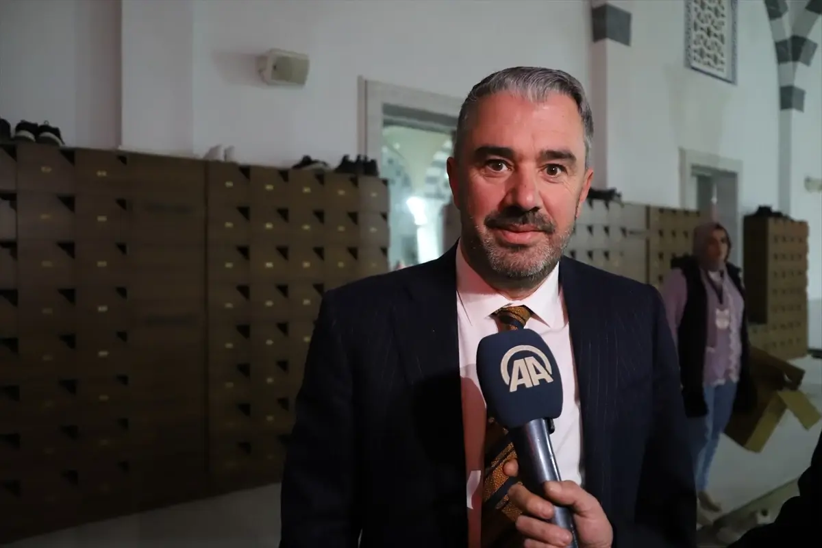 Pursaklar’da Kadir Gecesi Çocuklarına Sürpriz Hediyeler Dağıtıldı