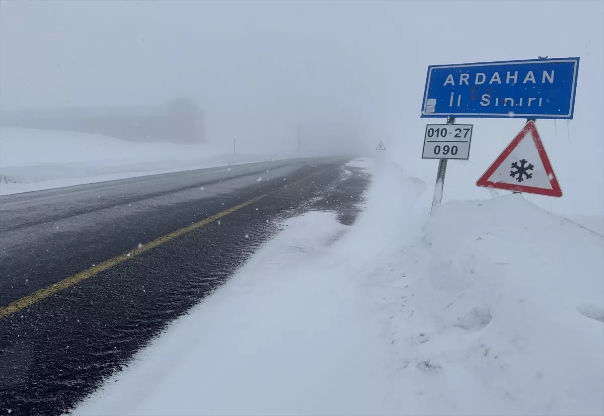 Ardahan-Şavşat Karla Kaplı Yol’da Tır Trafiği Durduruldu