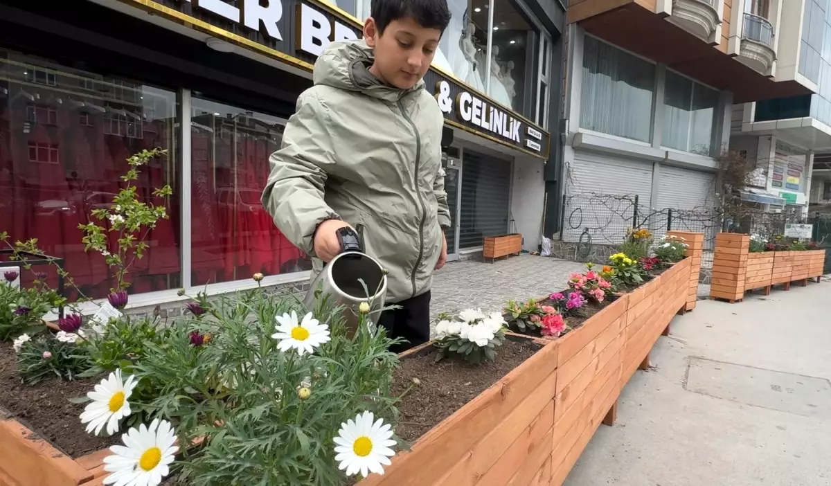 Avcılar’da Çiçek Hırsızlığı Güvenlik Kamerasında Görüntülendi