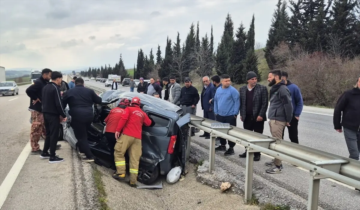 Bursa'nın Mustafakemalpaşa İlçesinde 5 Kişi Yaralanan Otomobil Kazası