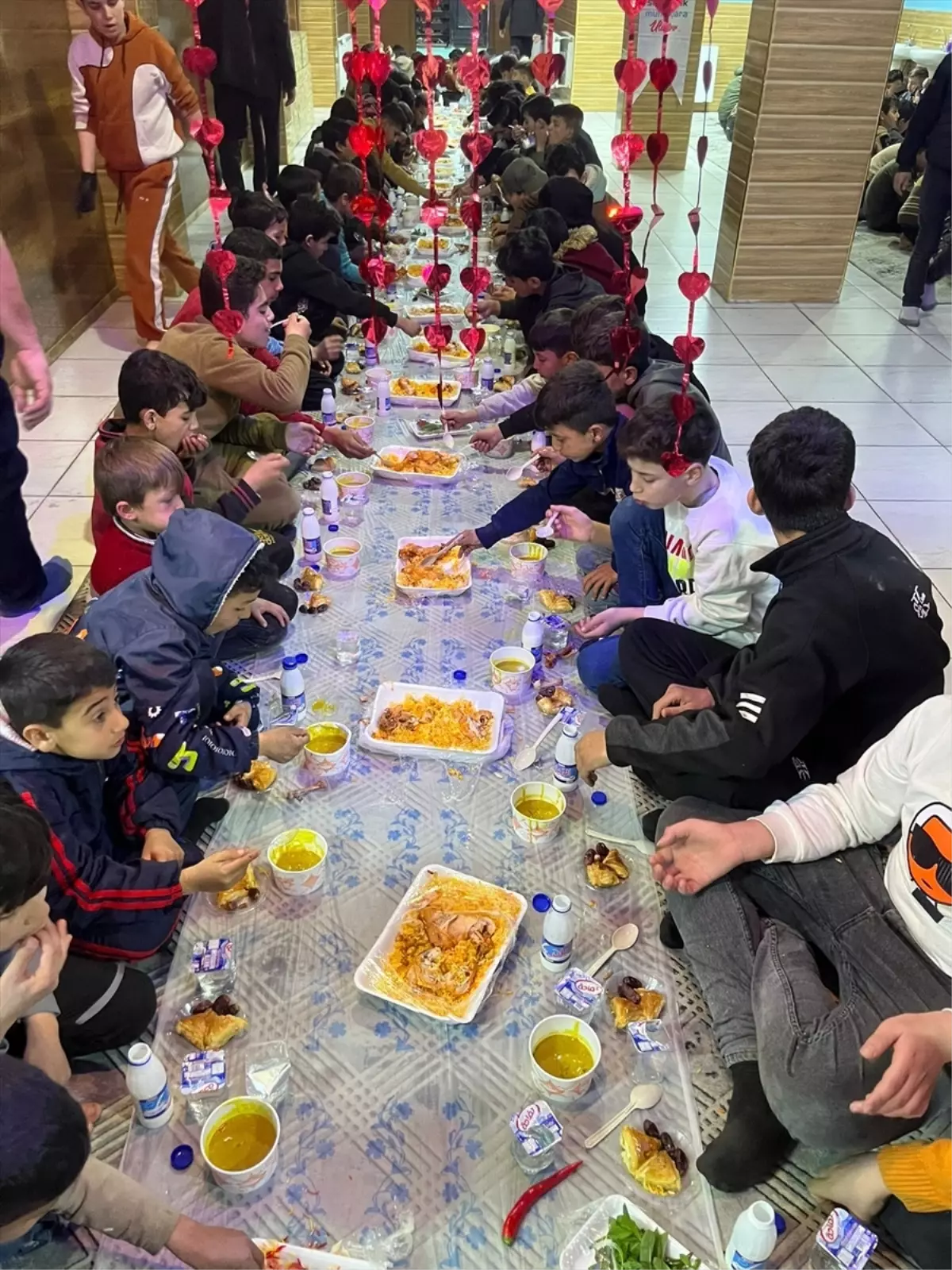 Afrin’de Yetim Çocuklar İçin Ramazan İftar Sofrası Hazırlandı