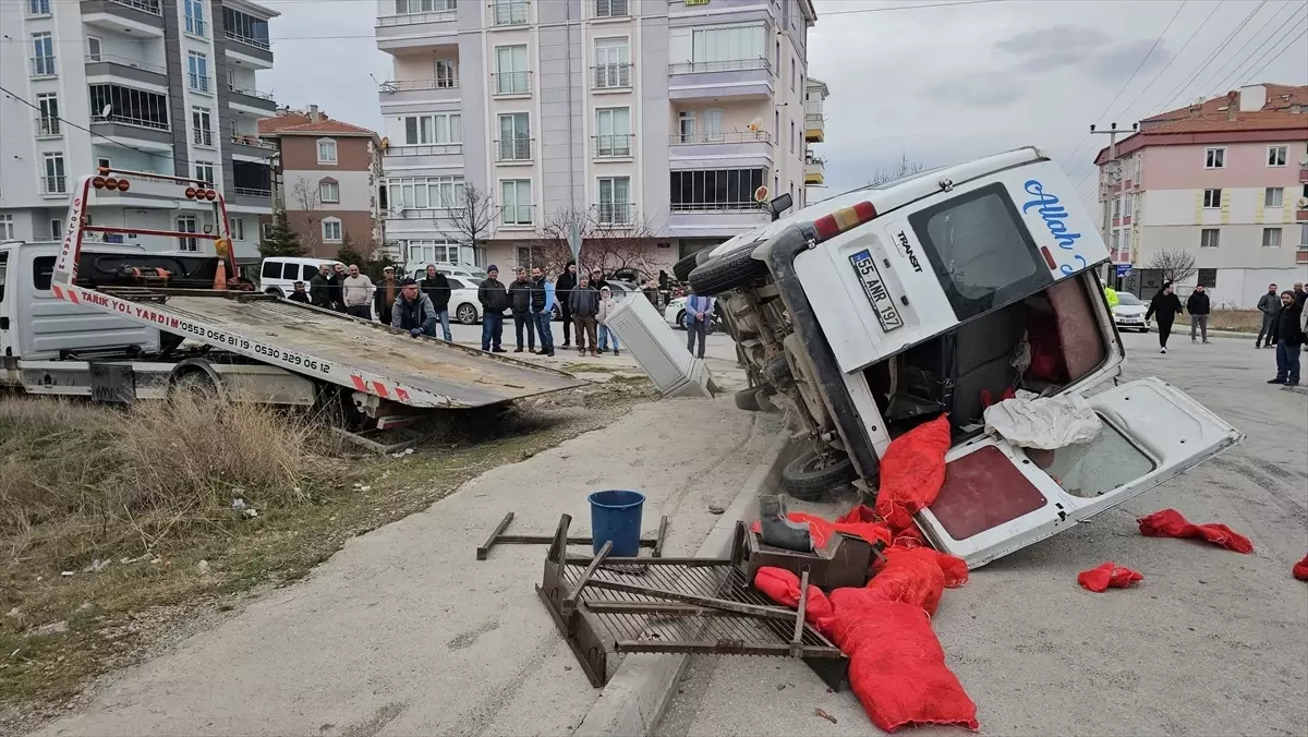 Çorum’da Tarım İşçilerini Taşıyan Minibüs Çarpışma Sonrası 5 Yaralı