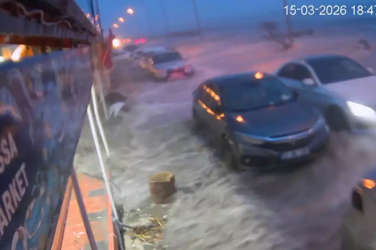 Samandağ’da Şiddetli Fırtına Sahil Yolunu Dalgalarla Buluşturdu