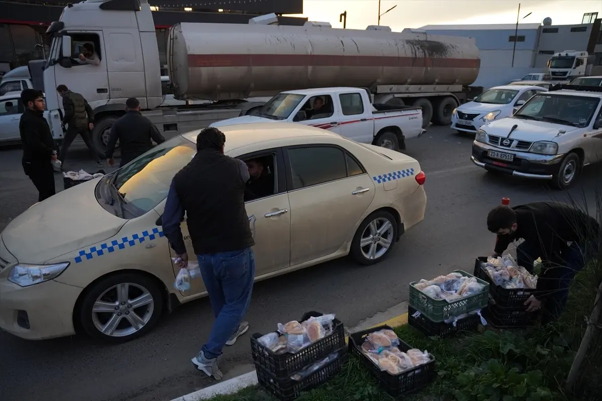 Süleymaniye'de İftar Yardımı Sürüyor: Simit, Hurma ve Su Dağıtılıyor