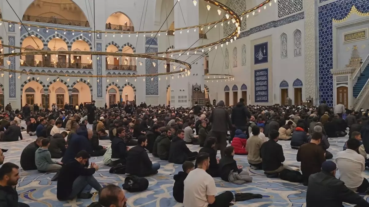 İstanbul’da Kadir Gecesi Coşkusu: Camiler Dolu ve Açık Hava Namazları