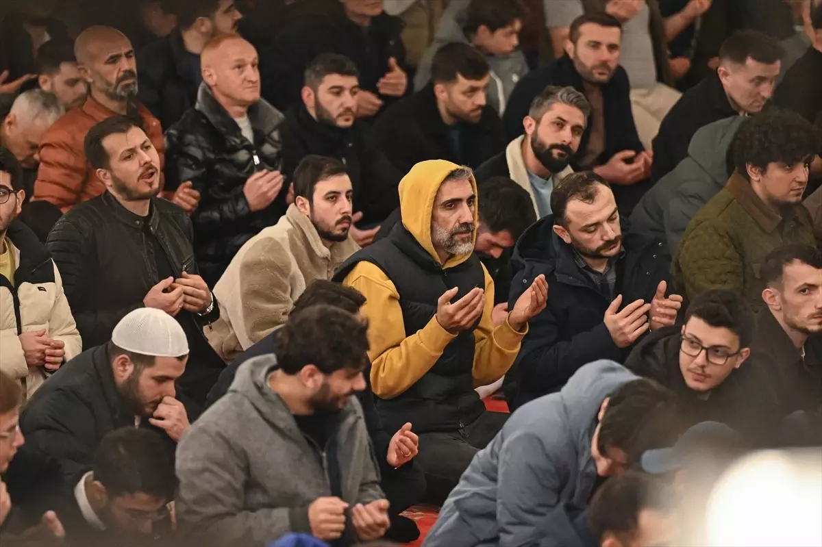 İstanbul’da Kadir Gecesi: Camiler Dualar ve Teravihle Doyuştu