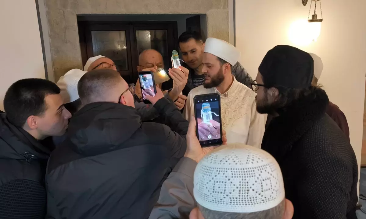 Keşan Camii'nde Kadir Gecesi'nde Sakal-ı Şerif Ziyareti Yoğun İlgi Topladı