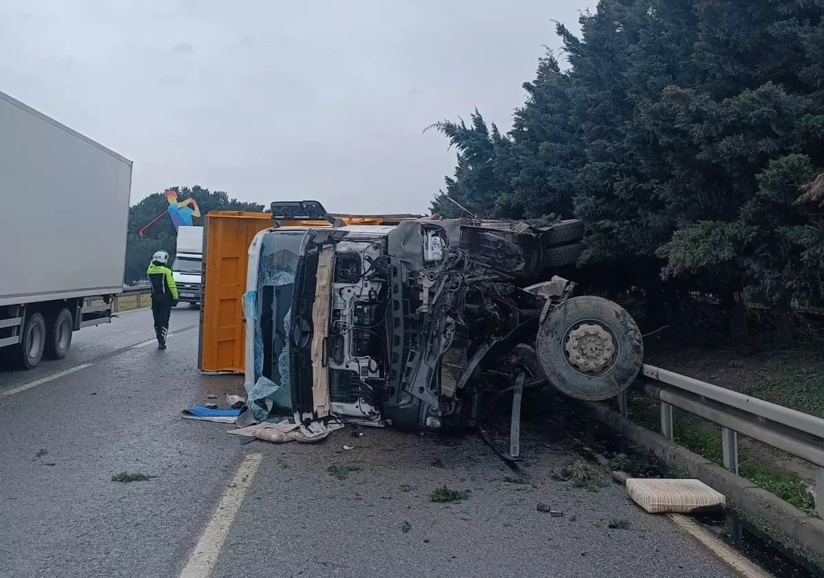 Samsun Canik'te Kamyon Bariyer Çarpması: Sürücü Hafif Yaralı