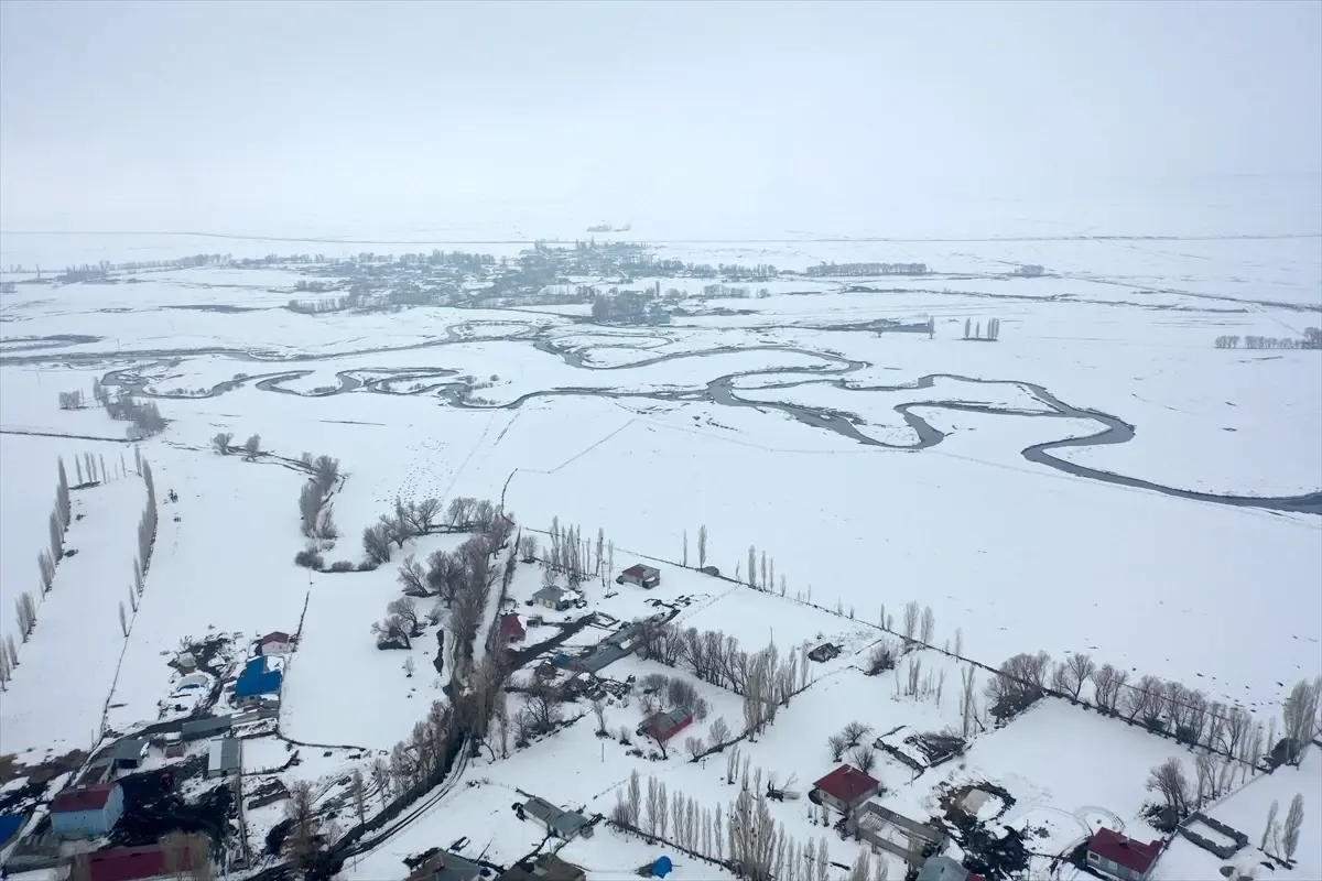 Kars’ın Telek Suyu Kışın Buzla Kaplandı: Drone ile Büyüleyici Görüntüler