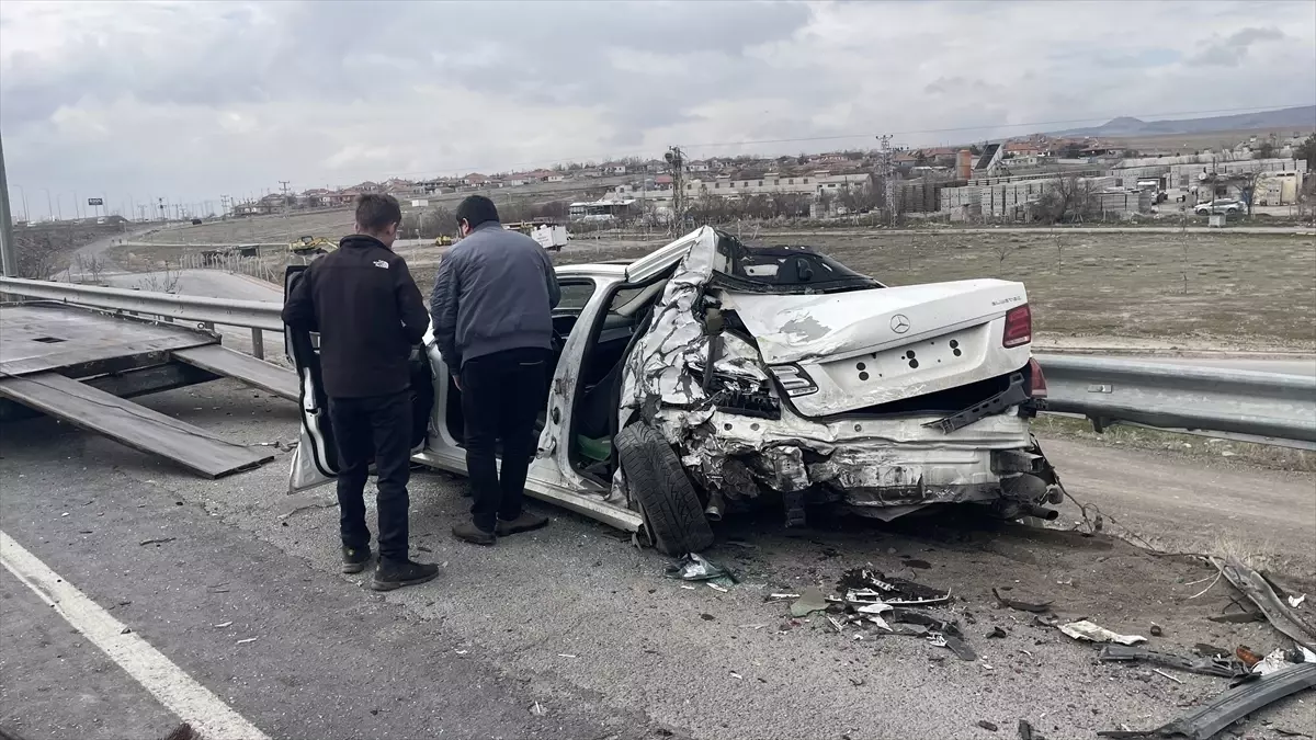 Kayseri Kocasinan’da Arıza Yapan Tır, Yol Kenarındaki Otomobile Çarparak 1 Kişiyi Ağır Yaraladı