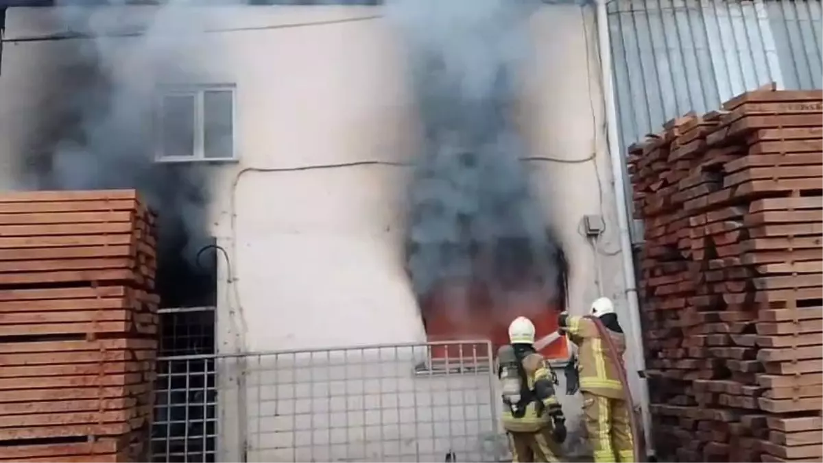İnegöl'de Kereste Deposu Yangını: Depo Sahibi Yaralandı, İtfaiye Kontrol Sağladı
