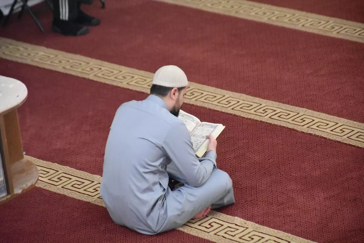 Kerkük’te Kadir Gecesi Coşkusu: Camilerde Dua ve Barış Temennileri