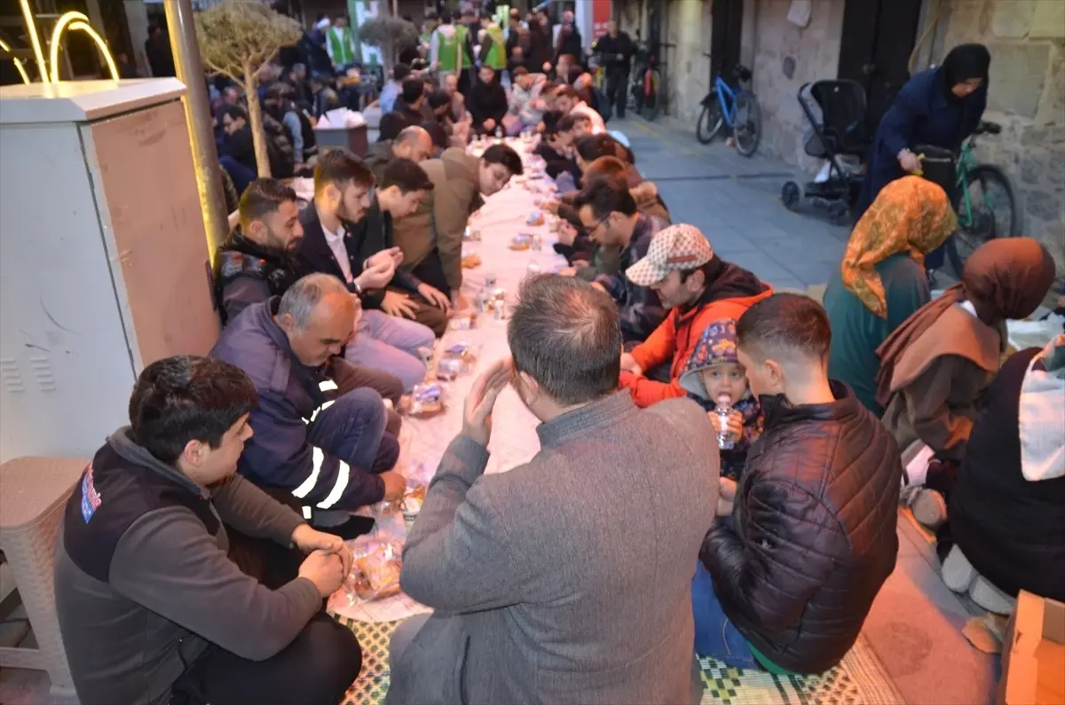 Konu'da Binlerce Mümin Kapu Camisi'nde Geleneksel İftara Katıldı
