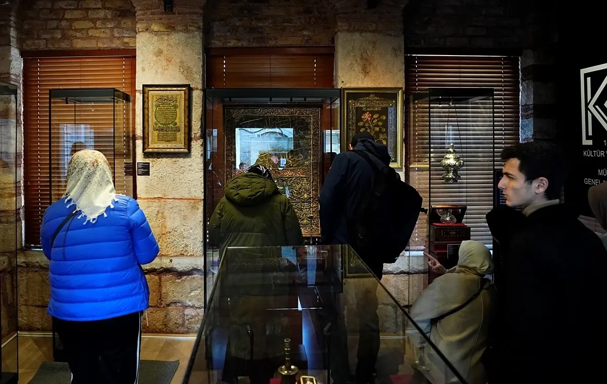 Kadir Gecesi’nde Mukaddes Emanetler Sergisi Ziyaretçilere Açık